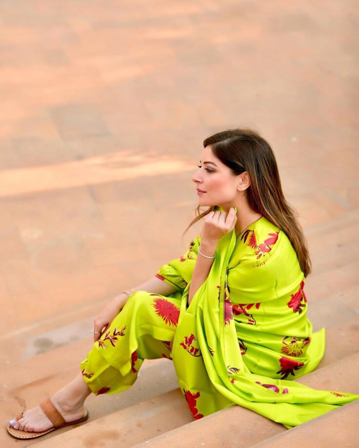 Kanika Kapoor Is The Epitome Of Beauty In This Ethnic Outfit - 3