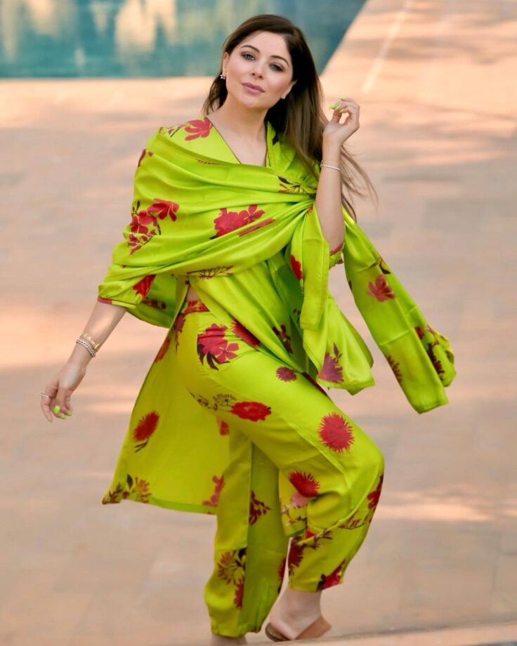 Kanika Kapoor Is The Epitome Of Beauty In This Ethnic Outfit - 4