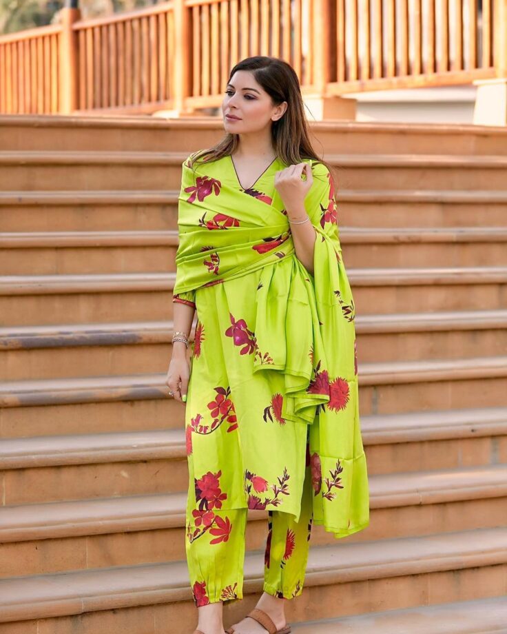 Kanika Kapoor Is The Epitome Of Beauty In This Ethnic Outfit - 5