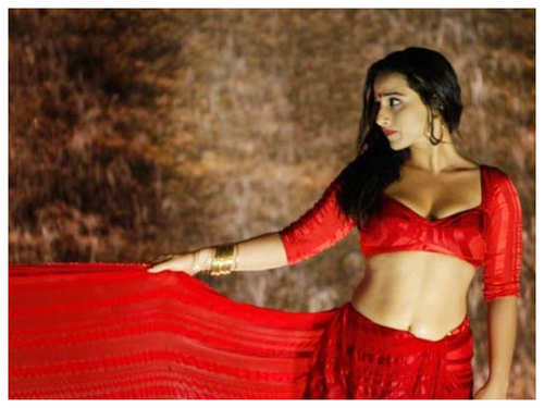 Kareena Kapoor To Vidya Balan: Celebs’ Hot Wet Saree Pictures Will Leave You Sweating - 2