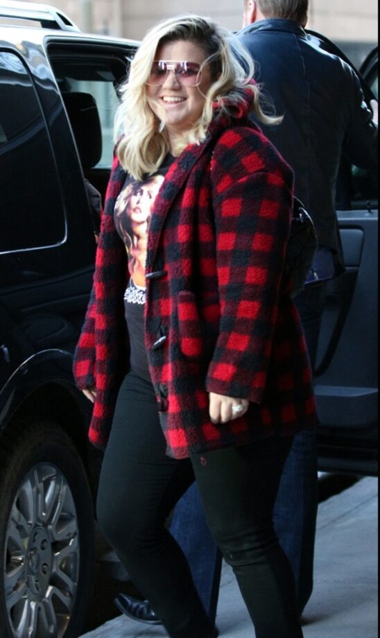 Kelly Clarkson Vs Taylor Swift: Which Diva Tops The List In A Chequered Outfit? - 4