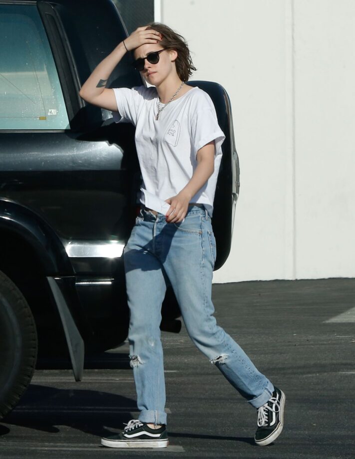 A Girl Really Can’t Live Without Her Jeans! Kristen Stewart and Sophie Turner: Whose Jeans Is Your Favourite? - 3