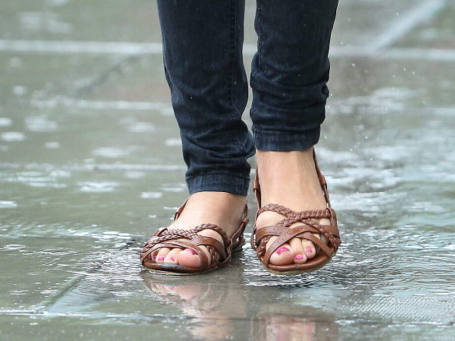 Monsoon Fashion: Make A Stylish Splash By Wearing Comfy And Waterproof Footwears 766480