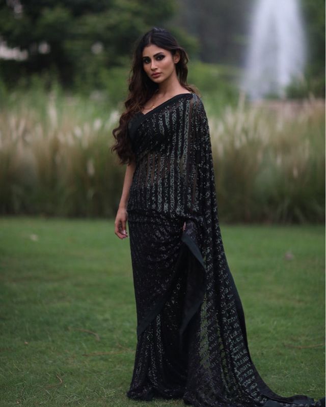 Times When Gorgeous Mouni Roy Kept Her Dressing Style Classy In All Black Look With A Sling Bag - 7