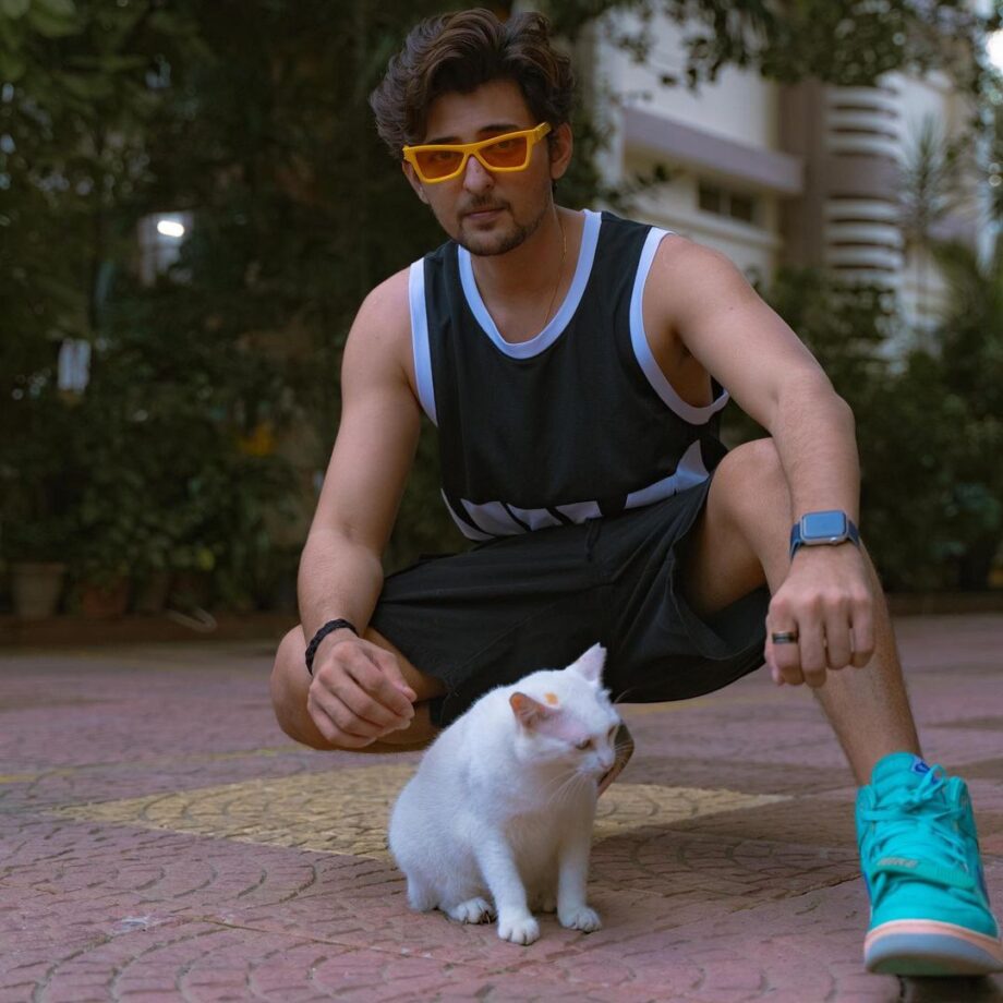 OMG! Darshan Raval Spotted Chilling With His Partner, Find Out Who - 0