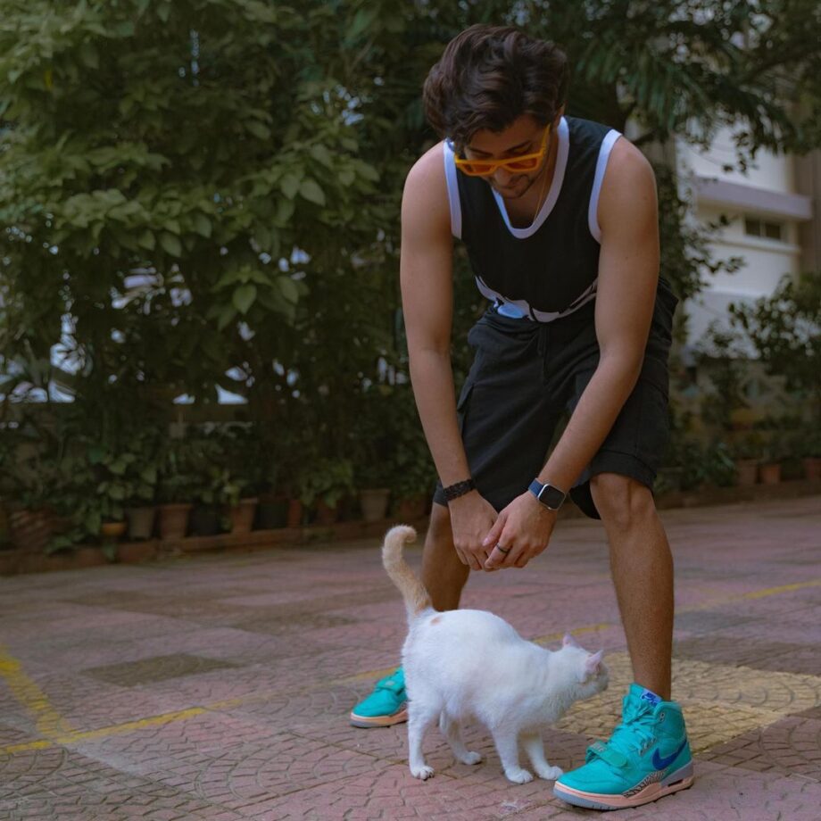 OMG! Darshan Raval Spotted Chilling With His Partner, Find Out Who - 1