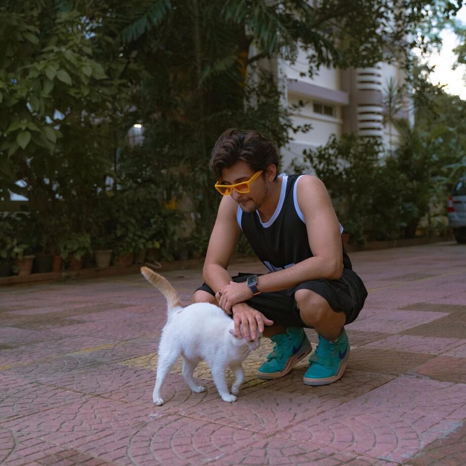 OMG! Darshan Raval Spotted Chilling With His Partner, Find Out Who - 3