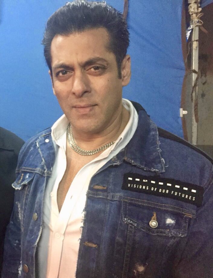 Shah Rukh Khan Vs Salman Khan: Which Handsome Hunk Has The Best Denim Jackets? - 1