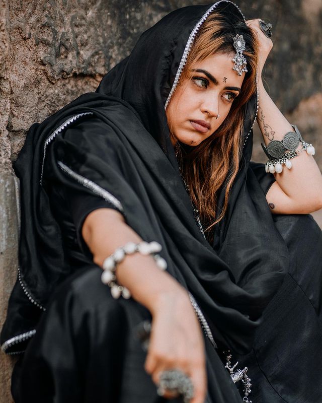 Simi Chahal Teaches Netizens How To Style The Desi Jewellery To Score High - 1