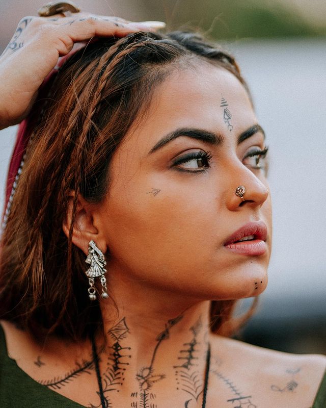 Simi Chahal Teaches Netizens How To Style The Desi Jewellery To Score High - 2