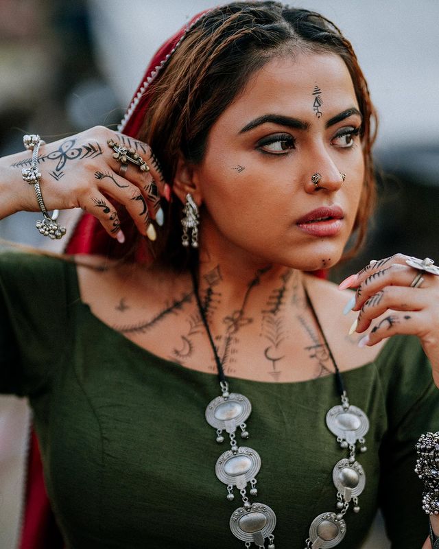 Simi Chahal Teaches Netizens How To Style The Desi Jewellery To Score High - 4