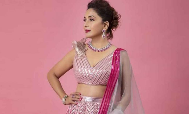 Beauty Flex: Netizens Are Eagerly Waiting To Know Madhuri Dixit Ka GLOW Ka Raaz Kya Hai? See Pics Here - 3