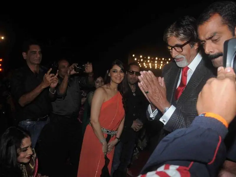 Throwback To The Screen Awards: When Amitabh Bachchan Kisses Jaya Bachchan, It Left Fans In Shock And Surprise. Take A Look - 0