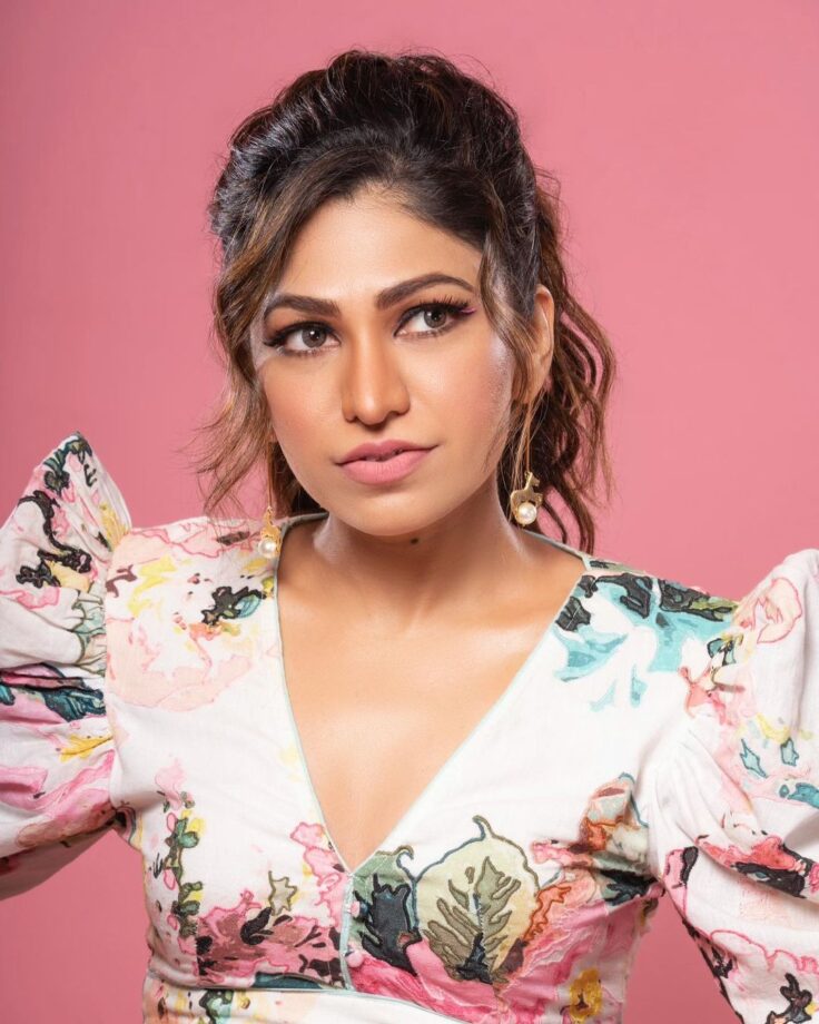 Tulsi Kumar Burning The Internet Vogue Game In A Floral Two-Piece - 2