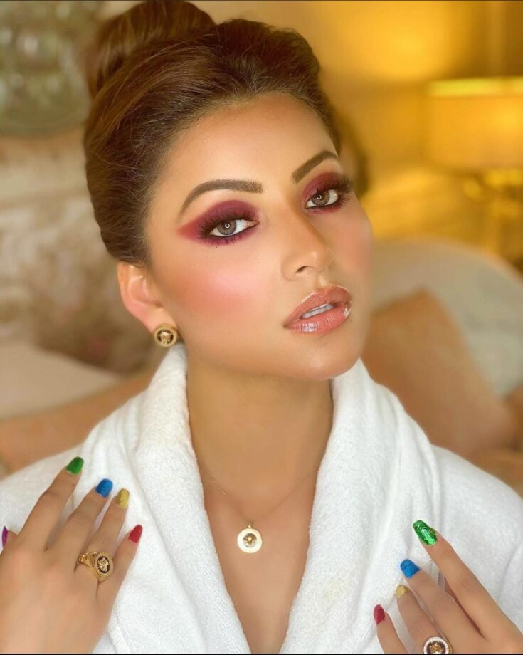 Urvashi Rautela Has The Most Dramatic Eyes: Learn The Skill Of Flaunting Your Eyes From Her - 3