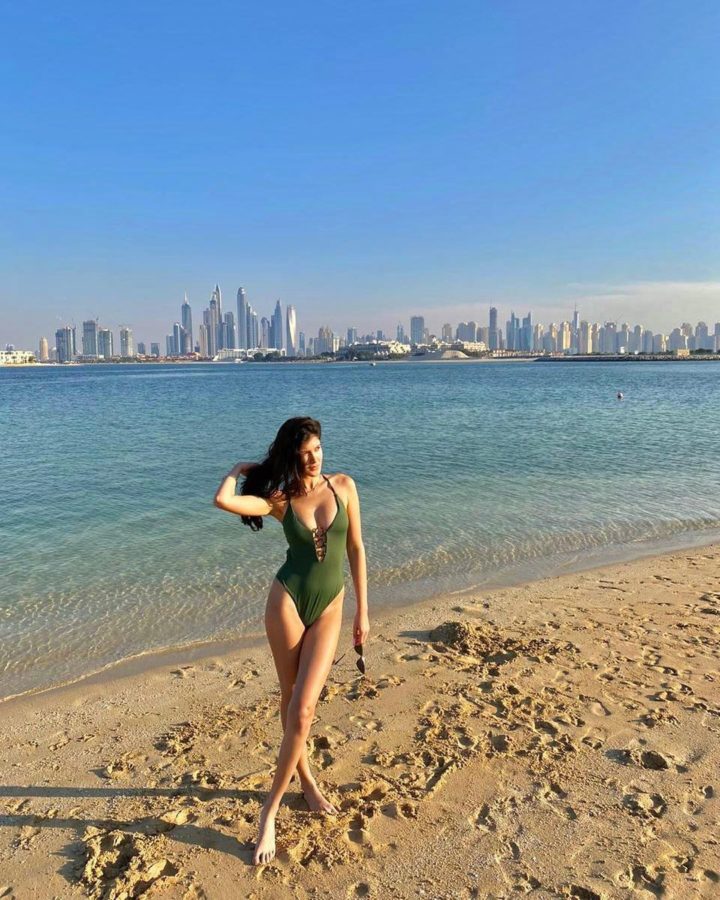 5 Times Shanaya Kapoor Proved That She Is The Ultimate ‘Beach Babe’! - 0