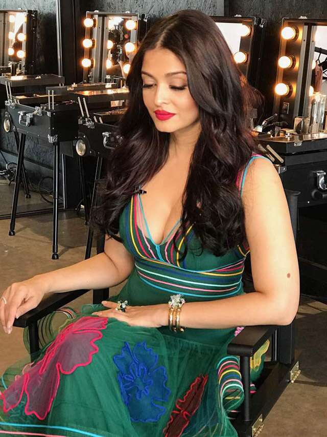 6 Times Aishwarya Rai Bachchan Played With Colours From Head To Toe - 2