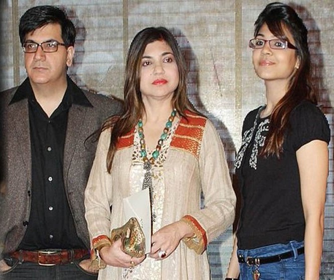 Alka Yagnik Teaches Netizens How To Style The Chunk Jewelry for Impact 866515