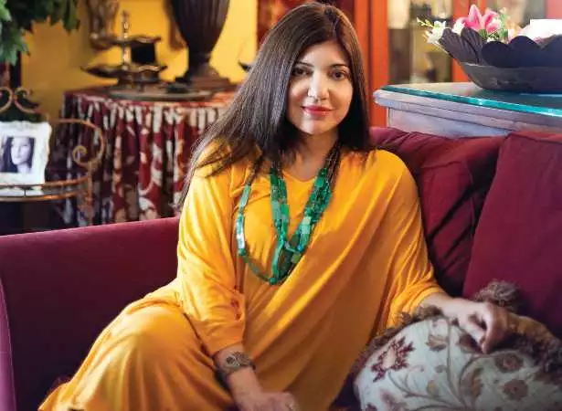 Alka Yagnik Teaches Netizens How To Style The Chunk Jewelry for Impact 866517