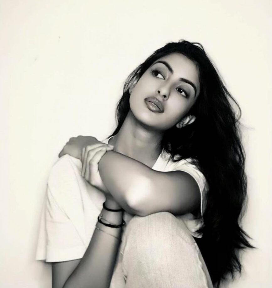 Amitabh Bachchan’s Granddaughter Navya Nanda Looks Simply Hot In These Instagram Pictures! - 4