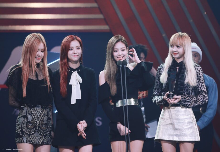Blackpink’s Rose and Lisa’s Mini sequin skirts will make you go partying, have a look! 456407