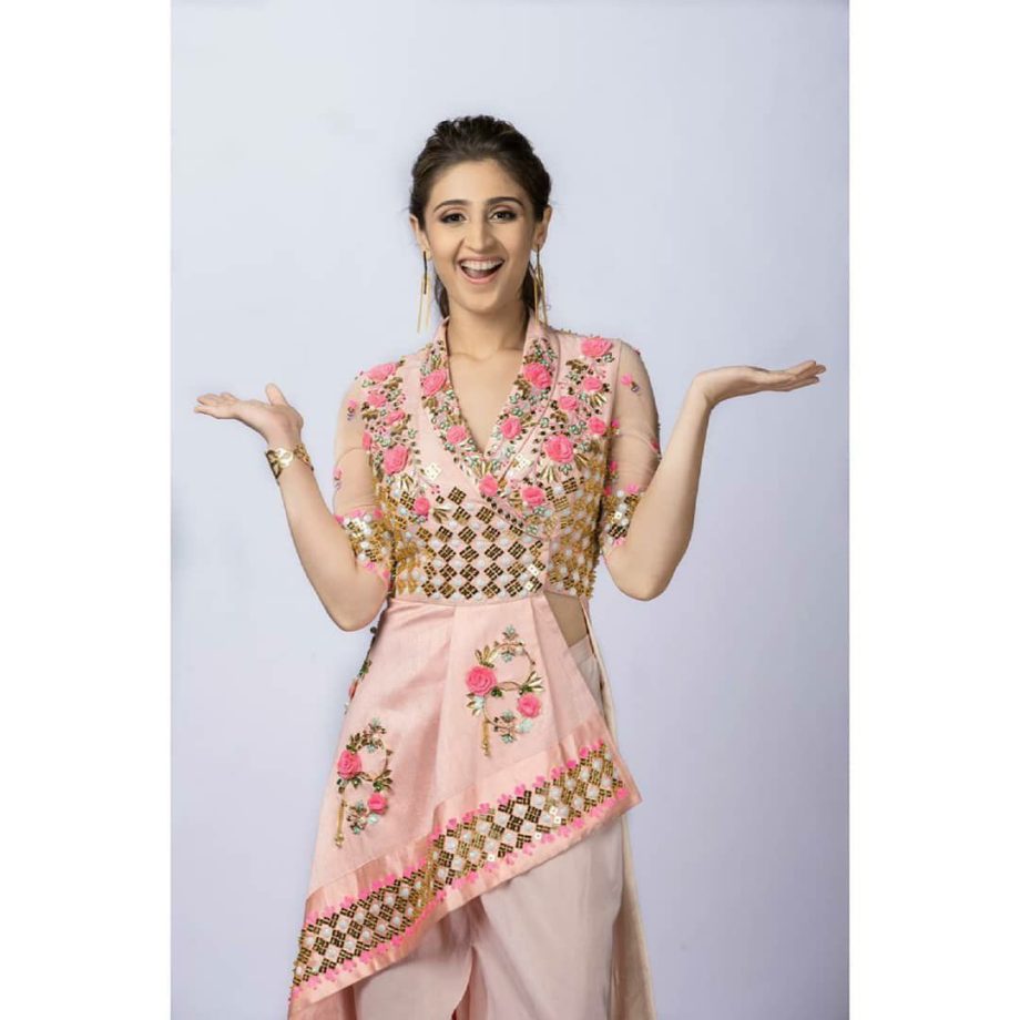 Check out the Ethnic Look of Dhvani Bhanushali, fans can take some tips! 866545