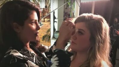 ‘Do you remember this moment? Because I do.’ Kelly Clarkson on Priyanka Chopra fixing her makeup backstage!