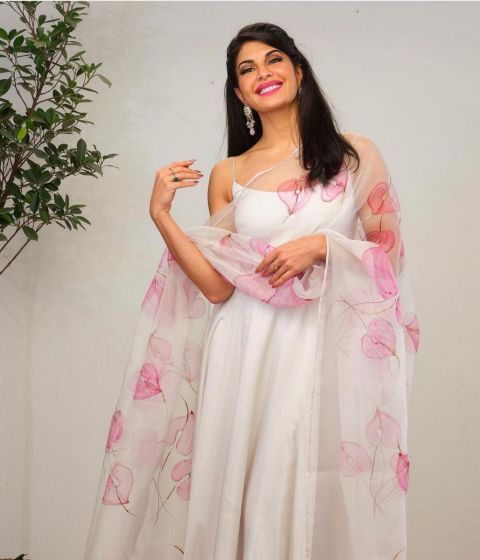 Fashion Icon Jacqueline Fernandez In White Outfits - 3