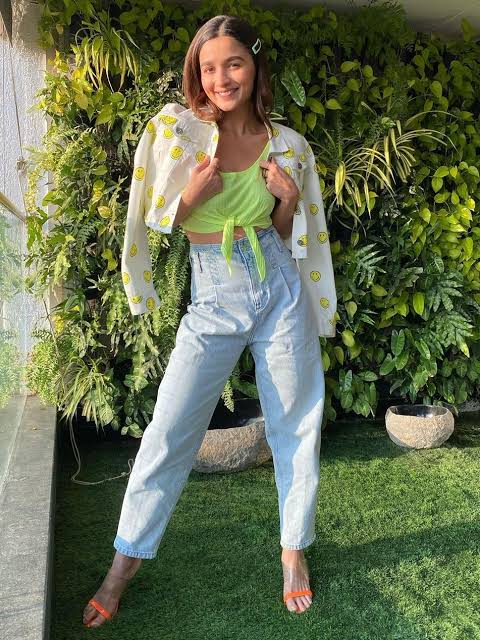 From Kareena Kapoor To Malaika Arora: Which Celebs Level Up The Jeans Look Better? - 2