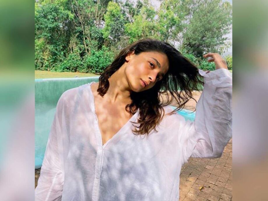 Having Trouble In Getting The Perfect Sun-Kissed Snap? Alia Bhatt Is At Your Rescue - 0