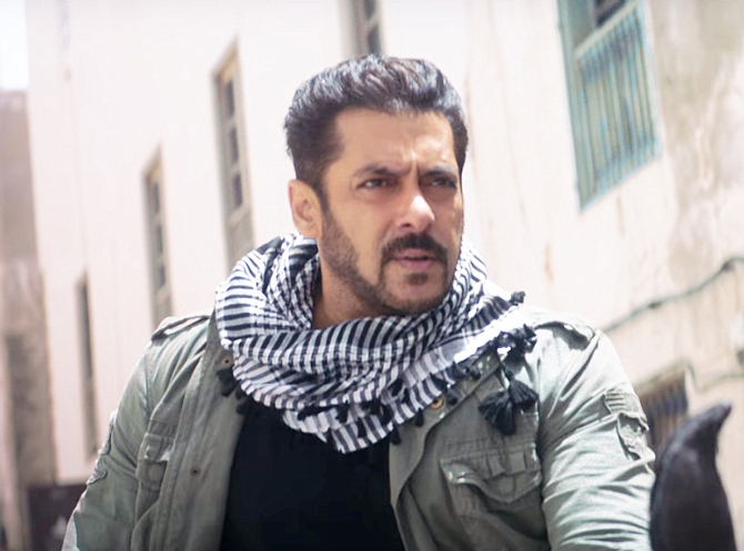 How To Wear A Perfect Stylish Muffler? Take Cues From Tiger Star Salman Khan To Slay In Your Look - 0