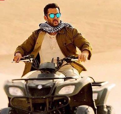 How To Wear A Perfect Stylish Muffler? Take Cues From Tiger Star Salman Khan To Slay In Your Look - 1