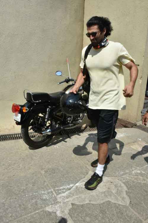 Is ‘Ghar Ke Kapde’ The New Street Style? Take Cues From Handsome Hunk Aditya Roy Kapur - 1