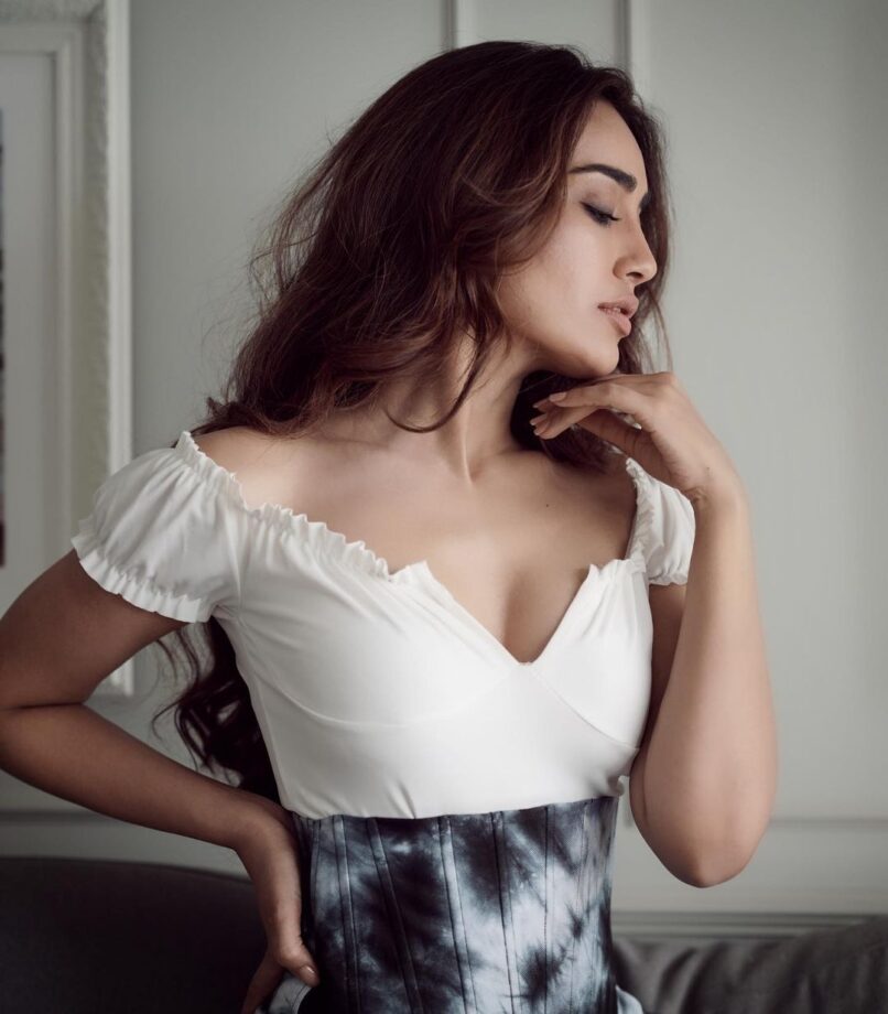 In Love With Round Neck? Take Cues From Surbhi Jyoti To Look Fiery - 4