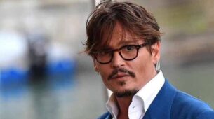 Throwback Alert! Johnny Depp Steps On The Red Carpet Of The People’s Choice Awards 2016 In LA