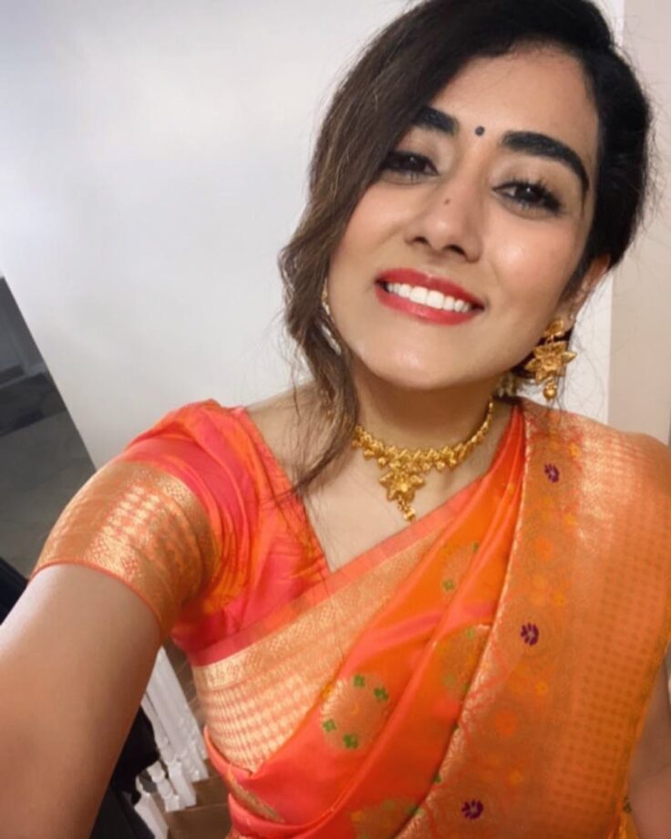 Open Hair Or Low Bun: Which Hairstyle Suits Jonita Gandhi In A Saree? - 3