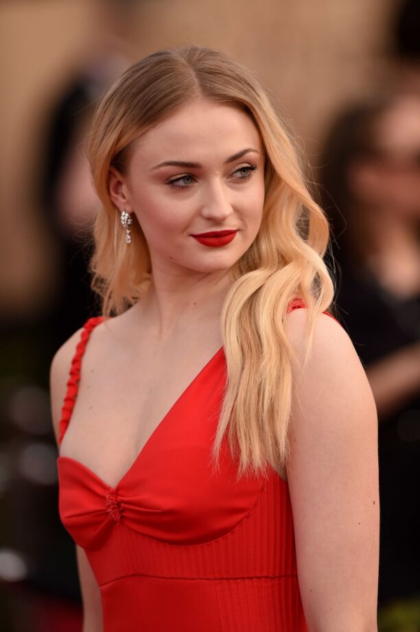 Easy Yet Stylish Hairstyles Of Sophie Turner That You Can Recreate, Take Cues - 10