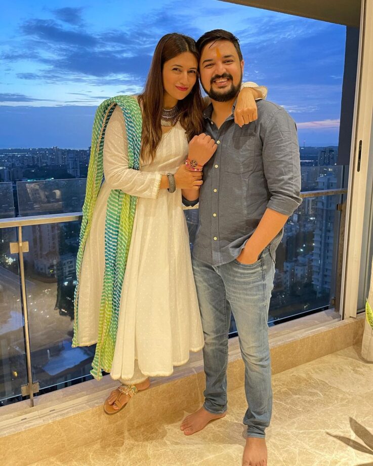 Divyanka Tripathi Shares A Throwback Picture With Her Hubby & We’re In Awe - 2