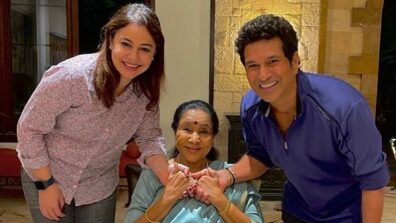 Sachin Tendulkar and wife Anjali pose a picture with singer Asha Bhosle, See pics here