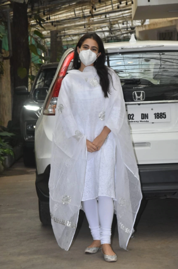 Sara Ali Khan Vs Janhvi Kapoor: Which Diva Wore The Plain White Kurta Better? - 0