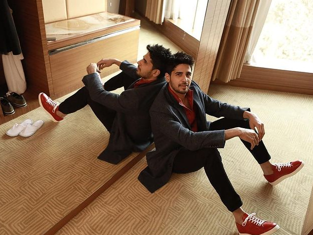 Sidharth Malhotra Adding Oomph To The Fashion Factor In Dazzling Shoes - 0