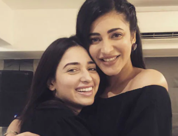 Spotted Error: Gossip Girls Tamannaah Bhatia & Shruti Haasan Spotted Telling Ear-Secrets, See Pics Here - 0