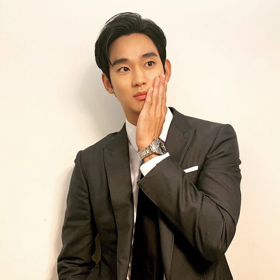 Throwing In Back Unbelievable Pictures Of South Korean Heartthrob Kim Soo Hyun Will Shock You, Check Out - 5