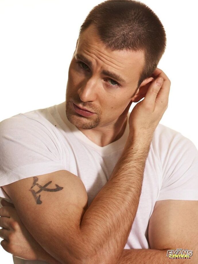 Chris Evans’ Style Evolution Through The Years: 10 Photos - 3