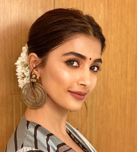 Top 5 Best Hairstyles Of Pooja Hegde For Your Perfect Occasion - 4