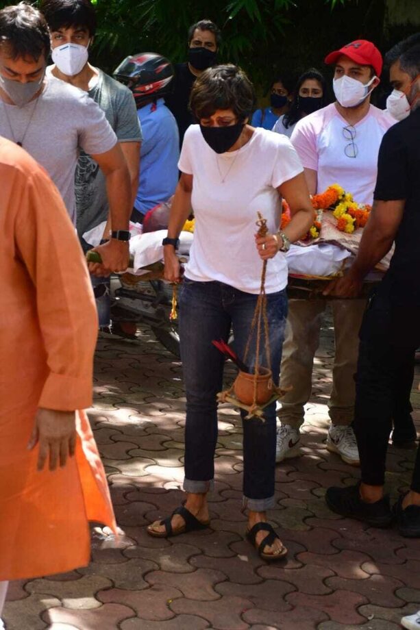 Why Did Mandira Bedi Make It To Headlines After Performing The Last Rites Of Her Husband Raj Kaushal? - 1