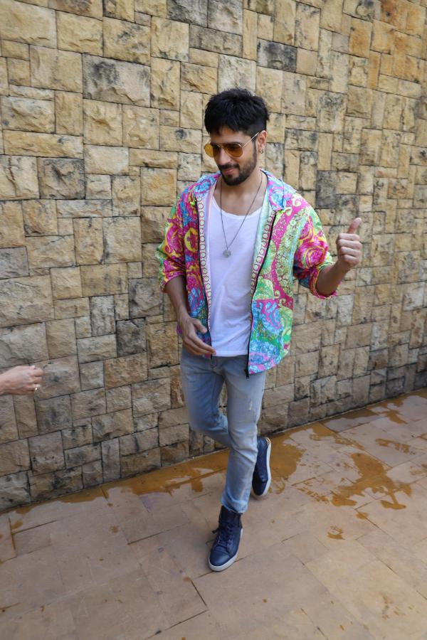 5 Drool-Worthy Looks Of Shershaah Fame Sidharth Malhotra; From Color Clash To Collared Jacket - 2