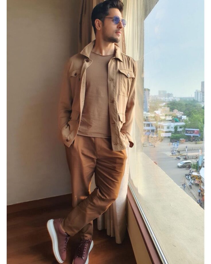 5 Drool-Worthy Looks Of Shershaah Fame Sidharth Malhotra; From Color Clash To Collared Jacket - 3