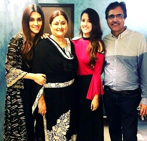 5 Photos Of Mimi Fame Kriti Sanon That Prove She Shares A Close Bond With Her Family; Take A Look - 0