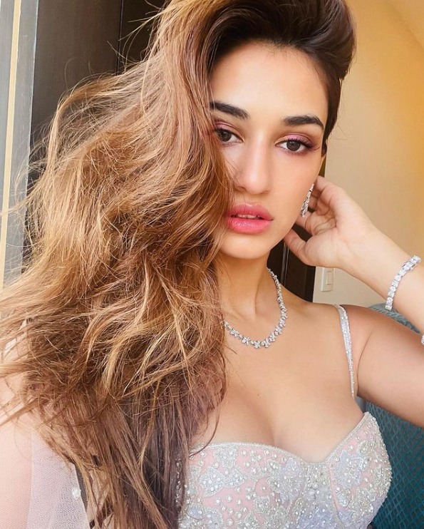 5 Times Malang Fame Disha Patani Stunned Us With Her Alluring Sunkissed Selfies - 2